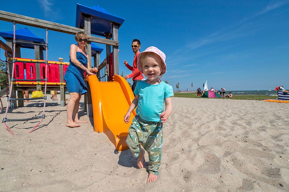 Beschauliche Buchten, flaches Wasser und jede Menge Platz zum Toben - die Strände am Stettiner Haff sind bei Familien sehr beliebt. Foto: djd/Tourismusverein "Stettiner Haff" e.V.