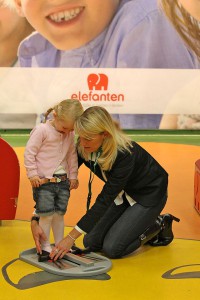 Kinderfüße wachsen schnell. Am besten überprüft man sie alle drei Monate mit einem verlässlichen Maßsystem wie dem WMS-Fußmessgerät. Foto: djd/Deichmann