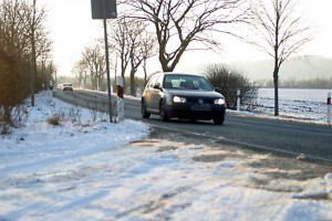 Die meisten Autofahrer sind von den eigenen Fähigkeiten überzeugt - gerade bei widrigen Wetterverhältnissen merkt man aber schnell, dass Trainings sinnvoll wären.Foto: djd/DVR