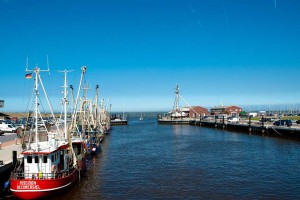 Im Hafen von Dornumersiel kann man an Bord gehen und Kurs auf die Ostfriesischen Inseln nehmen.Foto: djd/Tourismus GmbH Gemeinde Dornum