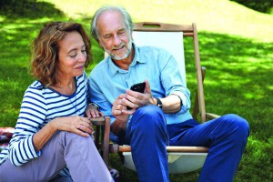 Das Smartphone als Alleskönner - auf seine vielen nützlichen Dienste möchten heute auch Senioren nicht verzichten.Foto: djd/www.telekom.de