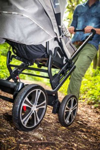 Je nach Verwendung können die Vorderräder mit nur einem Klick entfernt und etwa gegen robuste Outdoor-Räder ausgetauscht werden. Foto: djd/Gesslein KG