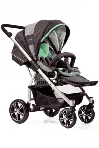 Der moderne Kinderwagen ist vom Säuglingsalter bis zur Kleinkindzeit einsatzbereit. Der jeweilige Aufsatz kann mit einem Handgriff einfach abgenommen oder auch gedreht werden, so dass das Baby Blickkontakt zu den Eltern hat. Foto: djd/Gesslein KG