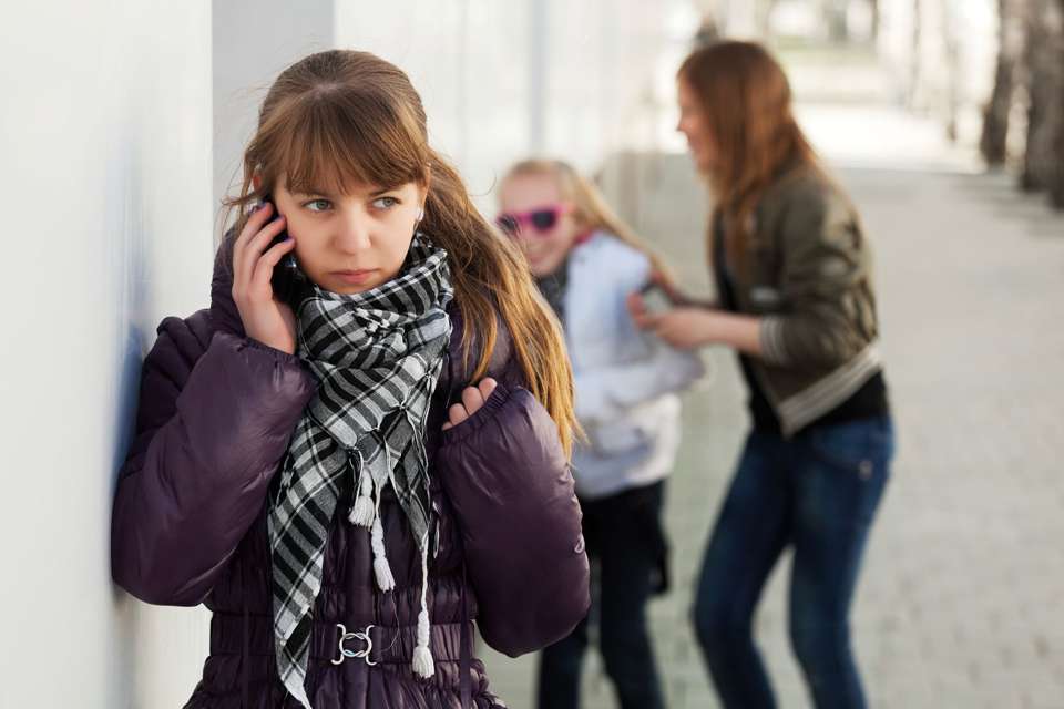 Schlechte Noten, Liebeskummer, Mobbing in der Schule: Bei vielen Problemen finden Kinder und Jugendliche Rat beim Sorgentelefon von Aktion Hilfe für Kinder. Foto: djd/Aktion HfK/istockphoto_a-wrangler