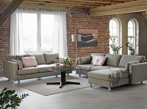 Mit eleganten Linien, hohen, schlanken Armlehnen und flexiblen Modulen lässt sich das Sofa E600 individuell zusammenstellen. Foto: djd/EKORNES