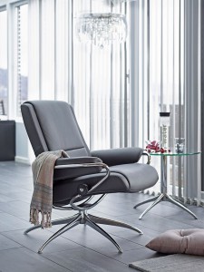 Mit schlankem Profil und klaren Linien zitiert das neue Sesselmodell "Paris" die Designklassiker der Geschichte. Foto: djd/EKORNES