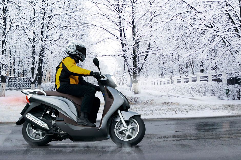 Mit der passenden Bereifung sind Roller-Piloten selbst bei winterlichen Straßenverhältnissen sicher unterwegs. Foto: djd/MotorradreifenDirekt.de