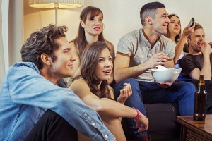 Ob Sport oder Spielfilm- und Serienhighlights: Fernsehen macht gemeinsam noch mehr Spaß - erst recht, wenn die Bildqualität überzeugt. Foto: djd/HD Plus/thx