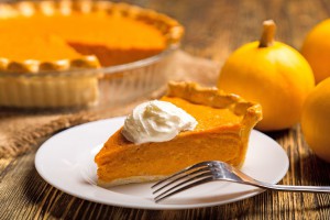Pumpkin Pie oder Kürbiskuchen stammt aus England und wird dort bereits seit Beginn des 18. Jahrhunderts traditionell verzehrt. Foto: djd/Georg Thalhammer