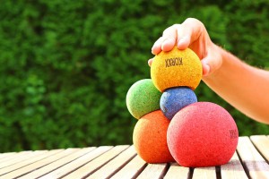 Mit diesen farbenfrohen Korkkugeln lässt sich auf spielerische Weise die Neugier und Feinmotorik kleiner Kinder fördern. Foto: djd/PLES GmbH