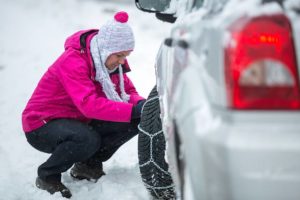 Nicht nur die Schneeketten, auch ein paar andere, sehr wichtige Dinge, sollte man gerade im Winter immer im Auto und zur Hand haben. Foto: dtd/thx