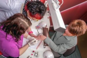 Geschulte Experten in professionellen Nagelstudios wissen, wie sie die natürlichen Nägel zum Glänzen bringen und zugleich schonen können. Foto: djd/Bio Sculpture Deutschland GmbH & Co. KG/Johannes Troffmann