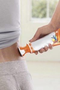 Mit einem Applikator lässt sich Gel komfortabel gut dosieren und einmassieren. Foto: Voltaren/akz-o