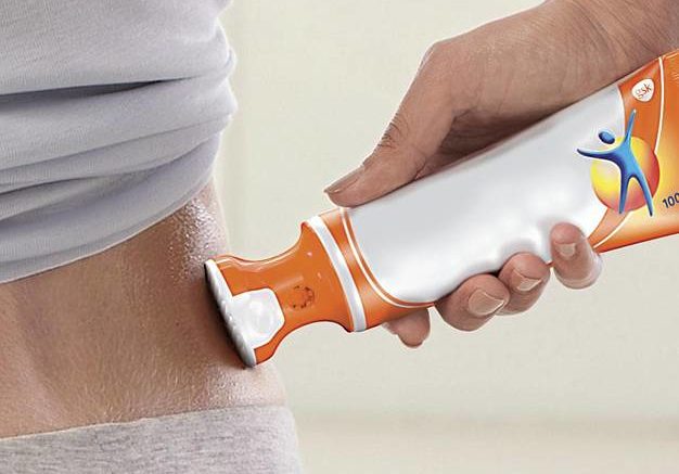 Mit einem Applikator lässt sich Gel komfortabel gut dosieren und einmassieren. Foto: Voltaren/akz-o